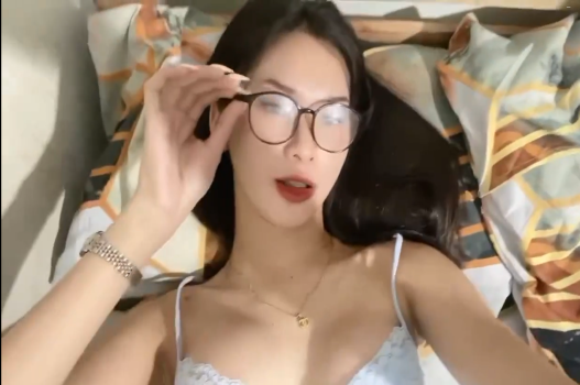 sex jav hay Đang mê mẩn vét máng bú mút mà chồng em cứ call